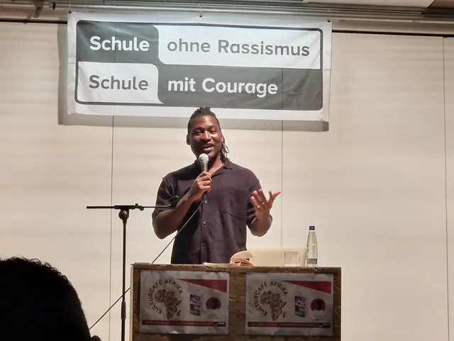 Autor und „Afrofluencer“ Stève Hiobi war im Rahmen des Kulturcafés Afrika zu Gast am Hartmanni-Gymnasium. | Foto: Ines Leitz