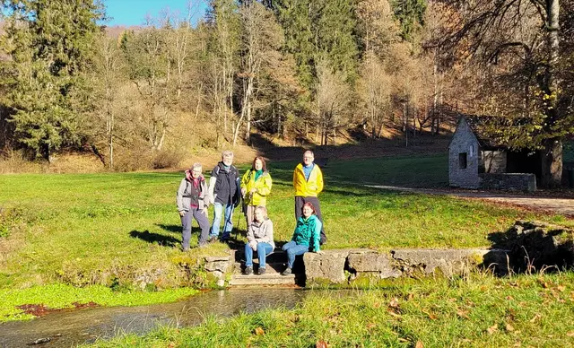 Sonnenverwöhnt wurde die Gruppe bei der Vesperpause an dem glasklaren und bedächtlich fließenden Gewässer der Fils. | Foto: Isolde Reitz
