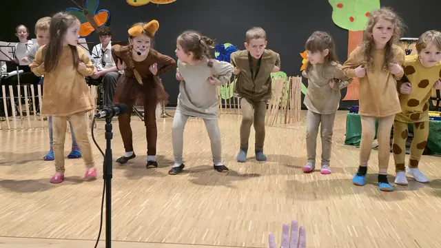 Die große Tierschar beim fetzigen Abschlusstanz | Foto: A.S.