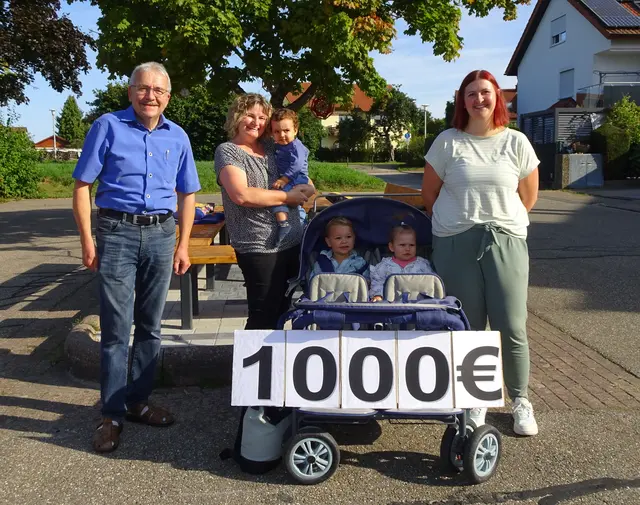 Von Links: Luisa Horsinka und Sonja Hirschmann von der Großtagespflege, sowie ÖDP-Stadtrat Klaus Ries-Müller mit dem gespendeten Kinderwagen.  | Foto: Klaus Ries-Müller