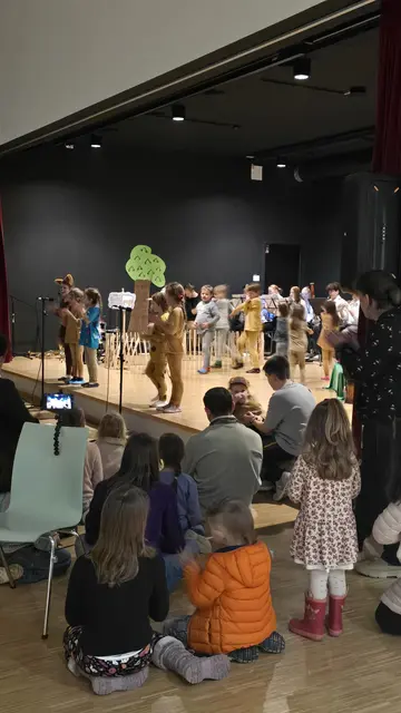 Einige Kinder wanderten aus den hinteren Reihen nach vorne direkt vor die Bühne, um das alles besser sehen zu können. | Foto: A.S.