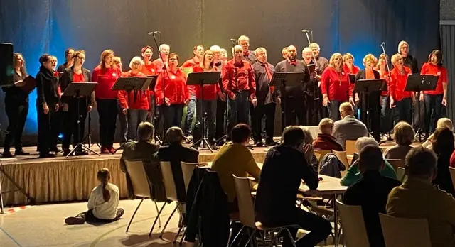 Beim Glühweinfest der Chorgruppe Aufwind Heilbronn-Biberach traten der Chor Mezzoforte aus Massenbach und der gastgebende Chor, beide unter der Leitung von Alexander Illg, nach ihren Einzeldarbietungen am Ende auch gemeinsam auf. | Foto: Chorgruppe Aufwind