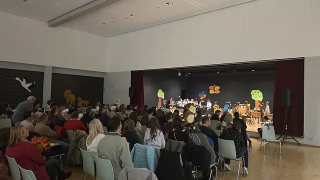 Voll besetzte Aula der Franz-Binder-Verbundschule. | Foto: A.S.