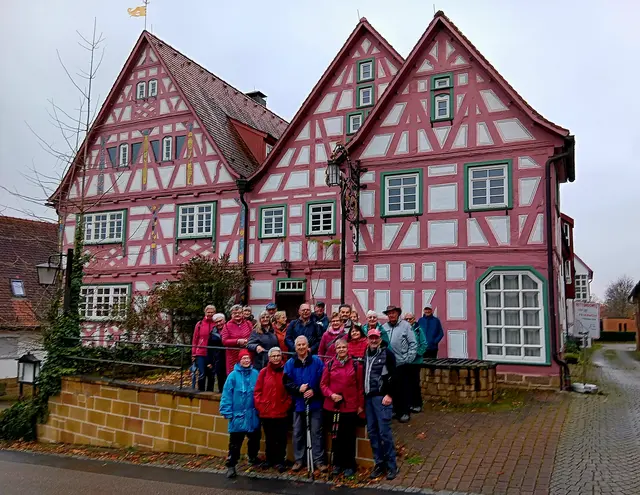 "Drei Orte, drei Gemeinden" wurden im Rahmen der Novemberwanderung des Schwäbischen Albvereins, Ortsgruppe Untersteinbach unter der Leitung von Dietmar Binder erwandert. So auch der Obersulmer Ortsteil Sülzbach mit dem Schöntaler Klosterhof. | Foto: Schwäbischer Albverein, Ortsgruppe Untersteinbach
