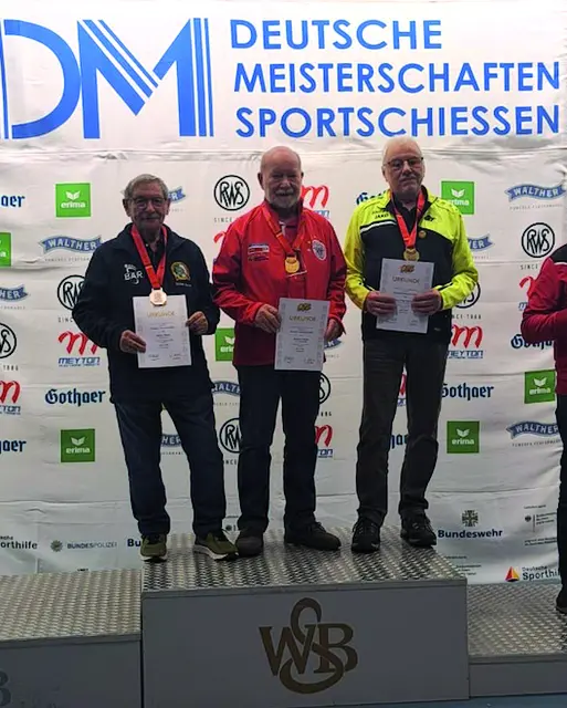 Günter Meyle (li.) gewinnt Silber in der Disziplin Luftgewehr Auflage | Foto: Günter Meyle