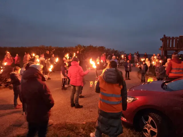 Viele Kinder und Familien freuten sich, beim Fackellauf der Apis Brackenheim dabei sein zu können. Einen kurzen Stopp gab es für ein kleines Anspiel, bevor man dann wieder zu Punsch und Kekse zum Ausgangspunkt zurück lief. | Foto: Jochen Baral