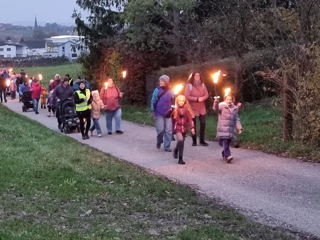 Viele Kinder und Familien freuten sich, beim Fackellauf der Apis Brackenheim Anfang November dabei sein zu können.  | Foto: Jochen Baral