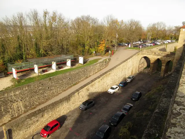 220 Mitarbeitende gibt es hier, deshalb die vielen Fahrzeuge. Bemerkenswert sind aber die ausführlichen Informationen dieser Anlage durch die Schautafeln. | Foto: WandernGabyErich