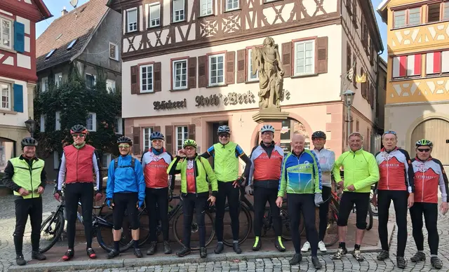 Radsportler vom SV Leingarten vor dem Marktbrunnen von Neudenau. | Foto: Urheberbild von Willi Frasch