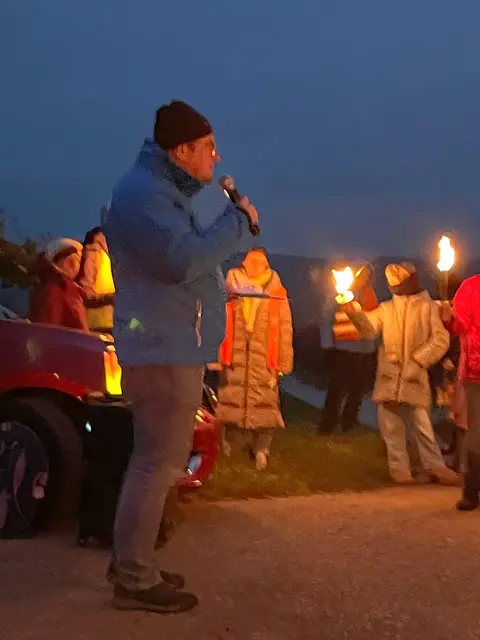 Viele Kinder und Familien freuten sich, beim Fackellauf der Apis Brackenheim dabei sein zu können. Einen kurzen Stopp gab es für ein kurzes Anspiel, bevor man dann wieder zu Punsch und Kekse zum Ausgangspunkt zurück lief. | Foto: Sandra Zölch