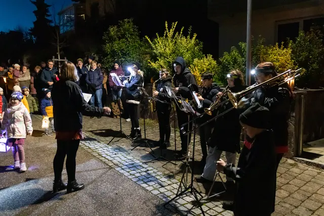 Die jungen Musizierenden begeistern mit den klassischen Laternenliedern | Foto: Stefan Seiz