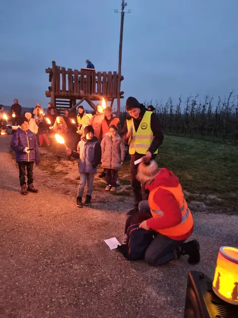 Viele Kinder und Familien freuten sich, beim Fackellauf der Apis Brackenheim dabei sein zu können. Einen kurzen Stopp gab es für ein kurzes Anspiel, bevor man dann wieder zu Punsch und Kekse zum Ausgangspunkt zurück lief. | Foto: Jochen Baral