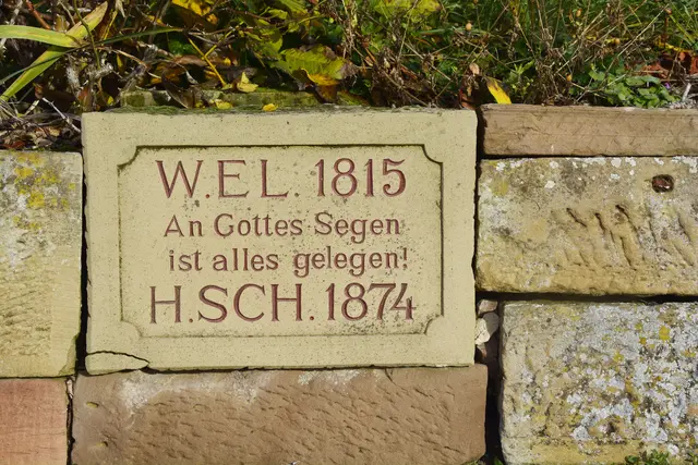 Inschrift in der Steinmauer. | Foto: Michael Harmsen