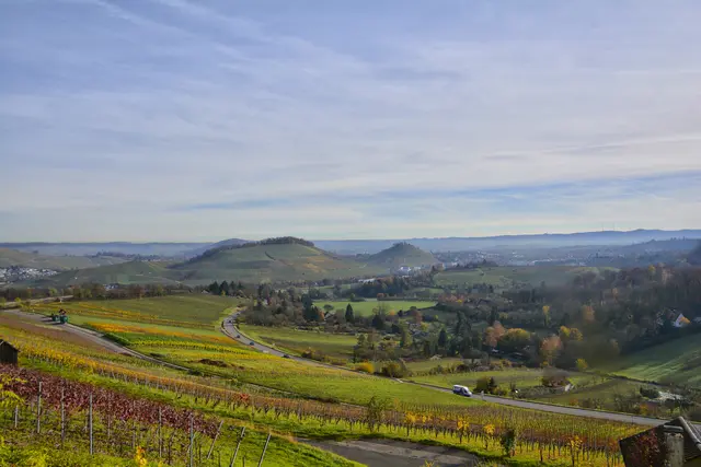 Spektakulär der Blick auf Weinsberg mit der Burg Weibertreu und dem Schemelsberg. Dahinter die Löwensteiner Berge. | Foto: Michael Harmsen