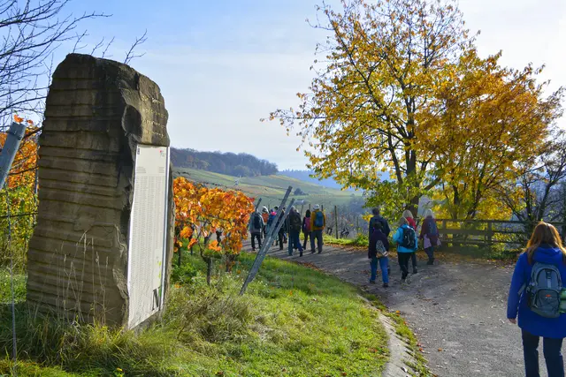 Am Gedenkstein ... | Foto: Michael Harmsen