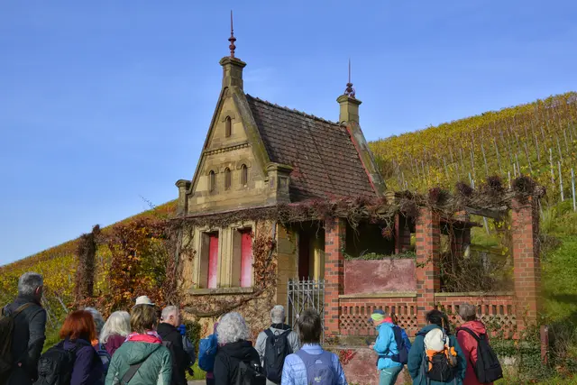 Am historischen Wengerthäuschen. | Foto: Michael Harmsen