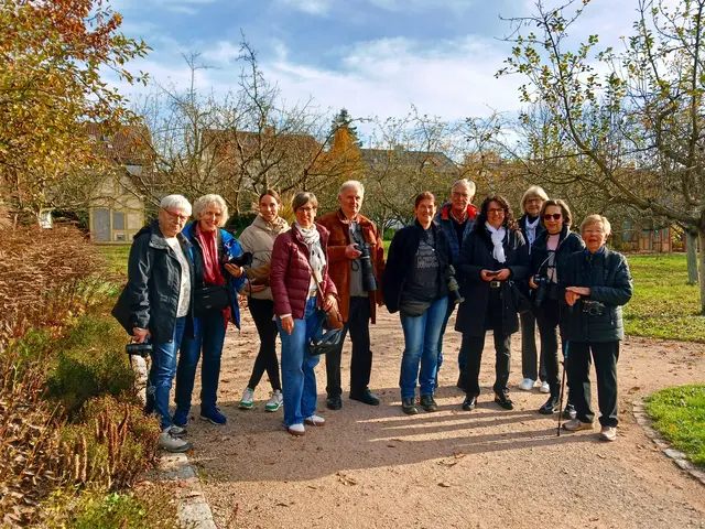 Gruppenbild der gutgelaunten Heimatreporter samt Katja und Vivien.  | Foto: sigischlottke