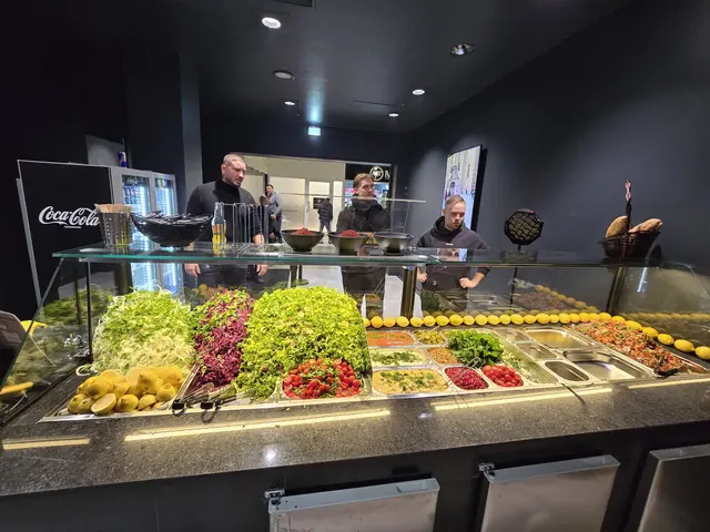 Täglich werden Salate und Gemüse frisch angeliefert und verarbeitet. | Foto: Heidrun Rosenberger