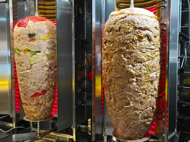 Links der Hähnchenspiess mit frischem Gemüse, rechts der Rindersteakspiess. | Foto: Heidrun Rosenberger