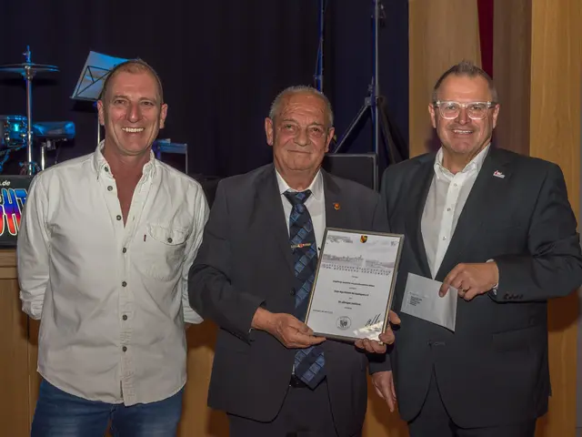 Oberbürgermeister Holaschke (rechts) übergibt den beiden Vorsitzenden Matthias Schäfer und Hartmut Sauer (v.l.) eine Ehrenurkunde sowie eine Jubiläumsgabe für langjähriges sportliches und gesellschaftliches Wirken des Karatevereins Eppingen | Foto: Karateverein Eppingen
