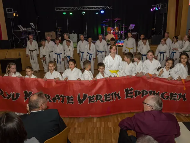 Die Kinder nach der Vorführung kurz vor dem Abmarsch mit dem Karatebanner
 | Foto: Karateverein Eppingen