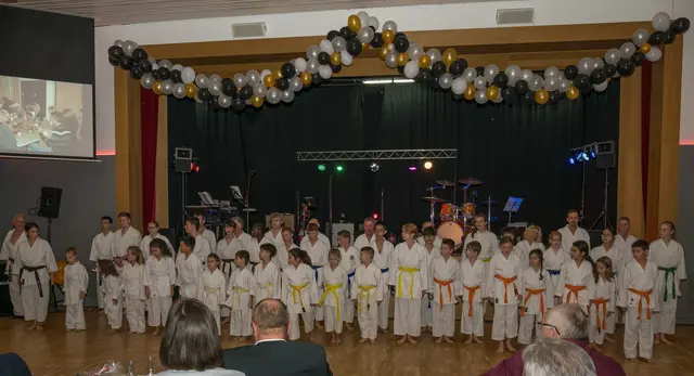Aufstellung der Karatekas kurz vor der Vorführung bei der Jubiläumsfeier des Karatevereins Eppingen | Foto: Karateverein Eppingen