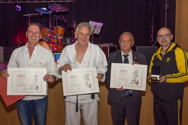 Adi Gulczynski (rechts) überreicht die Verbandsehrennadel des KVBW an (v.l.) Matthias Schäfer, Jürgen Antritter (jeweils in Silber) und Hartmut Sauer (in Gold) | Foto: Karateverein Eppingen