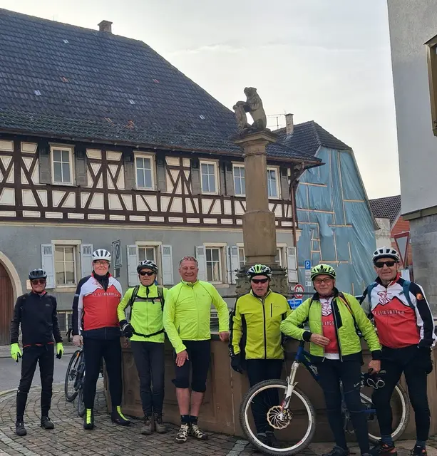 Radsportler vom SV Leingarten vor dem Marktbrunnen in Mundelsheim | Foto: Urheberbild von Willi Frasch