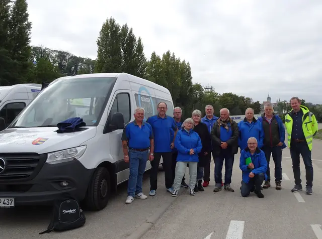 Teilnehmer des Perfektionstrainings, Wolfgang Fischer (rechts) von der Fahrschule  | Foto: Klaus Ries-Müller