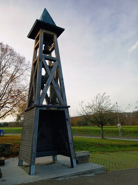 Dieser hübsche Turm steht an unserem Parkplatz,  neben dem Bürgerhaus.  Ehemals auf einem Privathaus sollte er entsorgt werden.  Der Bürgerverein hat ihn aber gerettet und hier hat er nun einen Ehrenplatz.  | Foto: sigischlottke