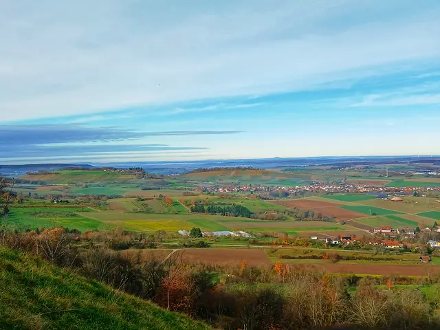 Was für eine Aussicht über die Hohenloher Ebene 👍. Aus der Ebene erheben sich Lindelberg und Goldberg und rechts neben dem Goldberg,  ganz hinten am Horizont,  ragt der Katzenbuckel deutlich heraus.   | Foto: sigischlottke