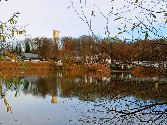 Der Wasserturm spiegelt sich im See.  | Foto: sigischlottke