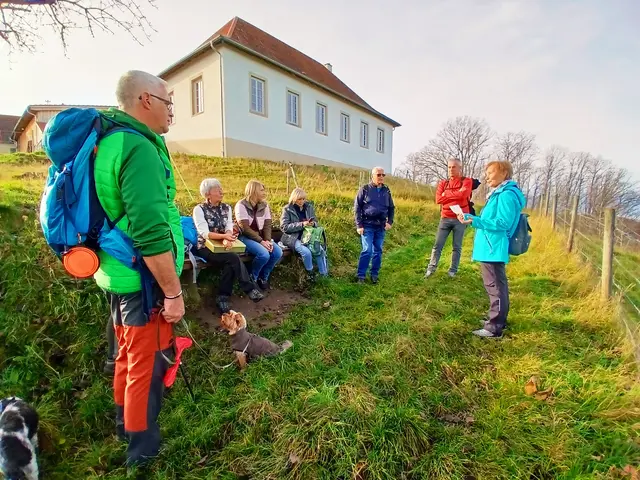 Hier sind wir nun am Charlottenschlössle angekommen.  Ausführliches steht im Beitrag.  
Das Bänkle lädt zu einer Vesperpause mit Aussicht ein.  
Und Tina klärt uns über die Geheimsprache auf.   | Foto: sigischlottke