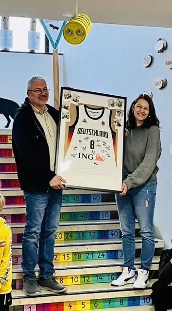 Übergabe Trikot | Foto: Georg-Kropp-Schule