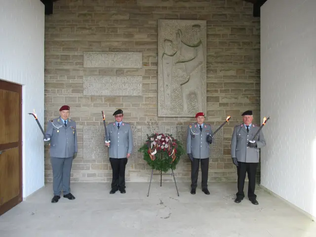 Volkstrauertag 2025      Fackelträger der Bundeswehr-Reservisten am Kriegerdenkmal in Jagstberg | Foto: J.Ruck