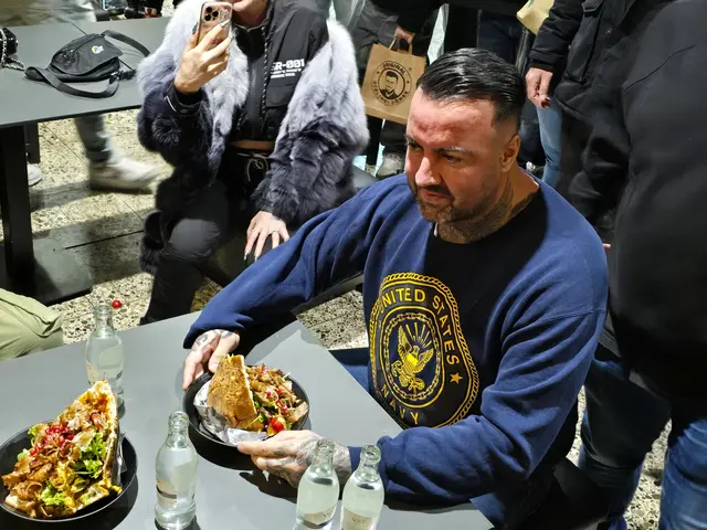 Cosimos rechter Arm ist geschient, äusserst hinderlich beim Döner essen. | Foto: Heidrun Rosenberger