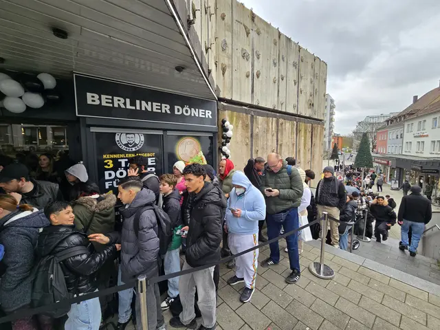 Immer mehr Menschen reihen sich vor dem Laden ein. | Foto: Heidrun Rosenberger