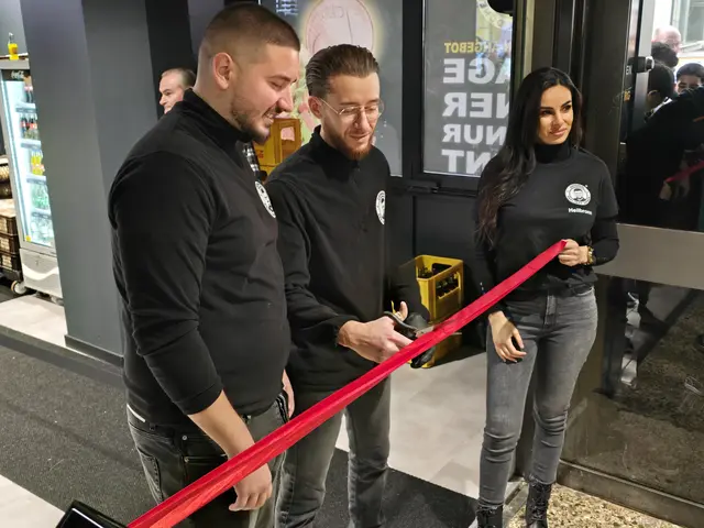 Die Betreiber eröffnen den "ORIGINAL BERLINER DÖNER" Laden | Foto: Heidrun Rosenberger