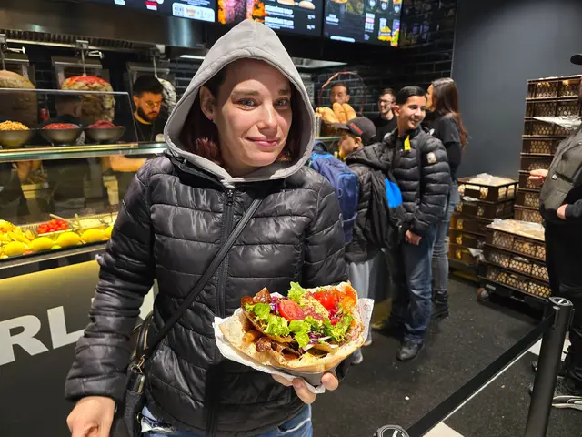 Endlich der lang ersehnte Berliner Döner in den Händen | Foto: Heidrun Rosenberger