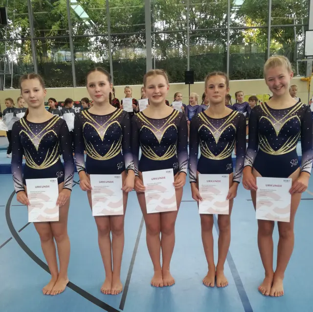 Die TSG Mannschaft freut sich über den Sprung in die TopTen beim Landesfinale.
Es turnten: (v.l.n.r.) Mina Kuru, Natalie Kreker, Lisa Drachlov, Julia Genesius und Freya Kern | Foto: Helga Bauer