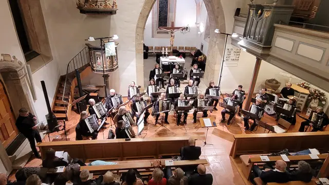 links: der Vorsitzende Wolfgang Schilling und das 1.Orchester | Foto: W. Metzger