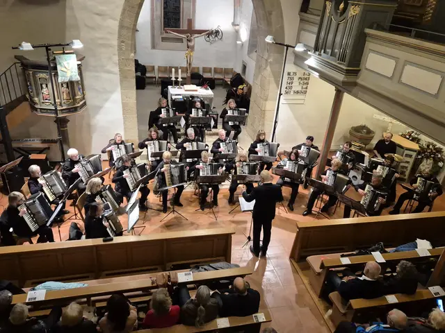 das 1.Orchester des Harmonika-Club-Ilsfeld mit ihrem Dirigenten Klaus Berger | Foto: W. Metzger