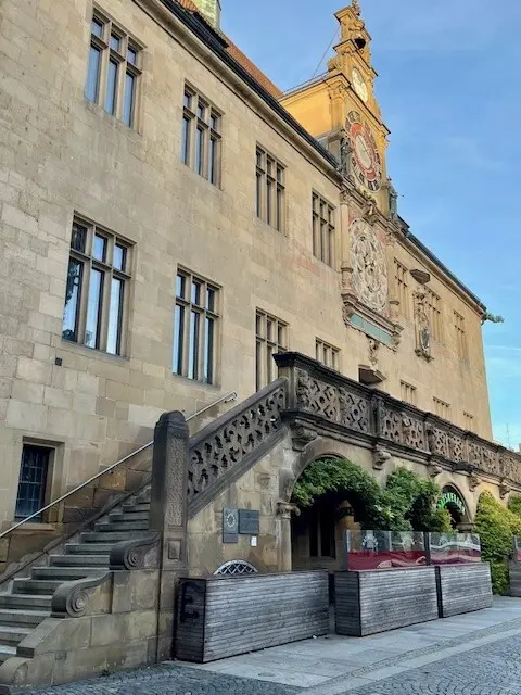 An der Rathaustreppe  am Marktplatz startet der Stadtrundgang mit MdL Gudula Achterberg am Samstag, 22. November.  | Foto: agp