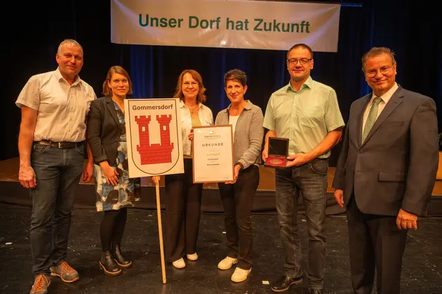 Minister Hauck verleiht Urkunden an die Gewinner des Wettbewerbes "Unser Dorf hat Zukunft" | Foto:  Laura Loewel
