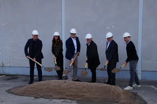 Beim symbolischen ersten Spatenstich für das neue Quartier „Bottwarwiesen“ packen Vertreterinnen und Vertreter von Gemeinde und Projektbeteiligten gemeinsam an. | Foto: Privat 