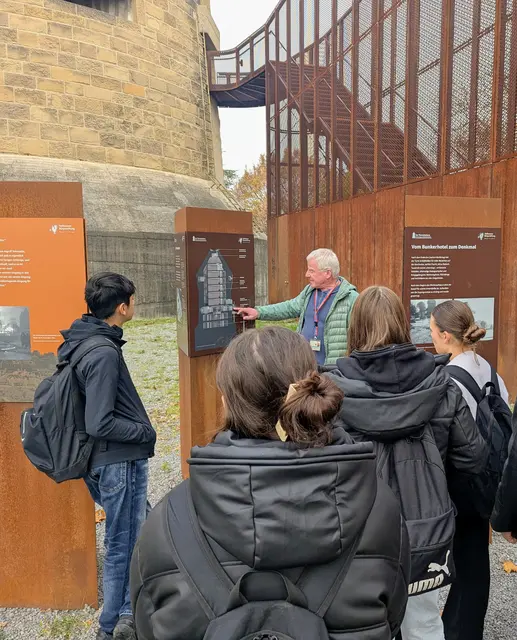 Schülerinnen und Schüler der HELA erkunden den Theresienturm | Foto: Helene-Lange-Realschule
