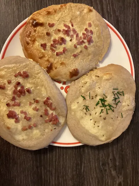 Sehen lecker aus: Der Belag der Rahmfladen ist variabel.  | Foto: Susanne Reinhardt
