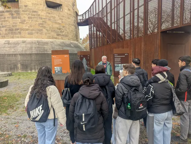 Zu Beginn erhielten die Teilnehmerinnen und Teilnehmer eine Einführung zum Turm. | Foto: Helene-Lange-Realschule
