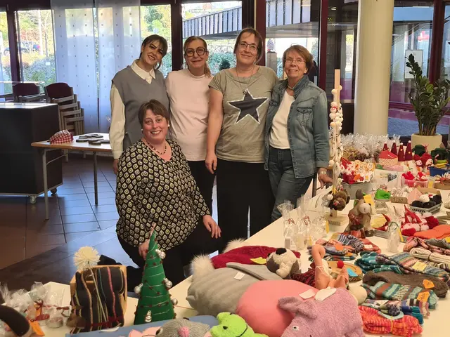 Dünya Koca, Dora Arionni, Claudia Jäger, Birgit Kaupp und Katja Wäcker beim Weihnachtsbasar im Katharinenstift | Foto: Claudia Jäger