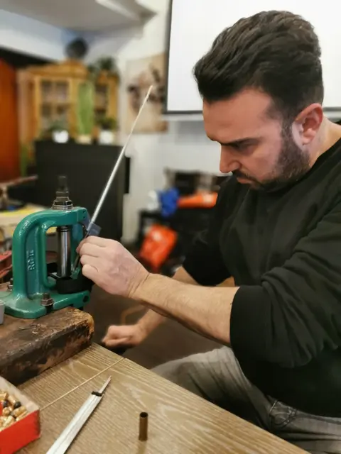 Volle Konzentration an der Wiederladepresse. | Foto: Schützengilde Neckarsulm e.V.
